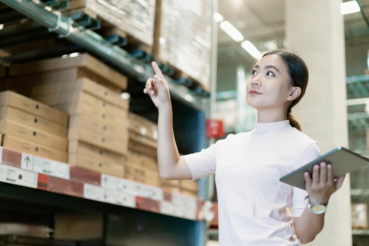 Photo 店に立っている若い女性が目をそらして指さしている