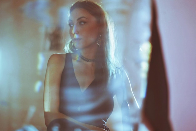 Photo young woman looking away seen through glass at home