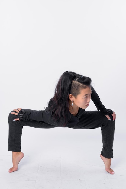 Photo young woman looking away while sitting against white background