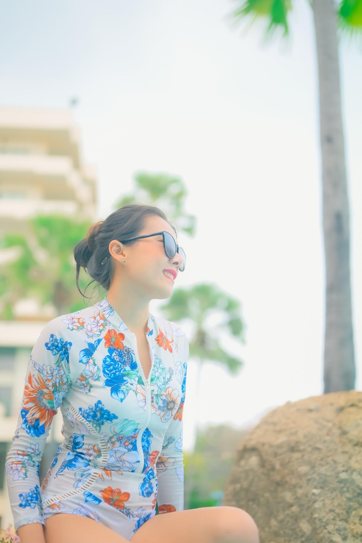Photo 外に座っている若い女性が目をそらしている