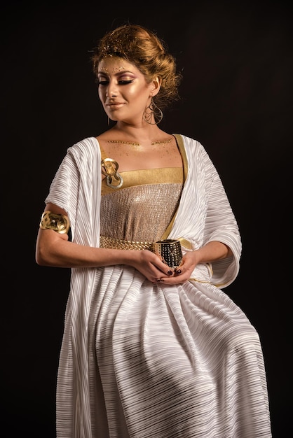 Photo young woman looking away while standing against black background