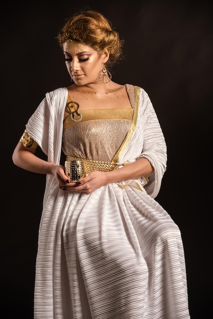 Photo young woman looking away while standing against black background