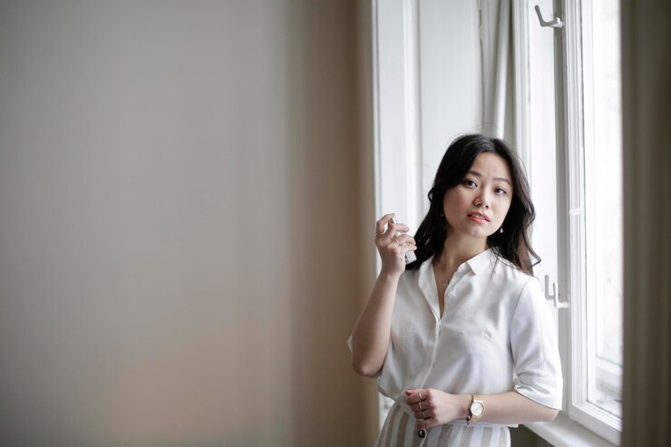 Photo 벽 에 맞대고 서 있는 젊은 여자