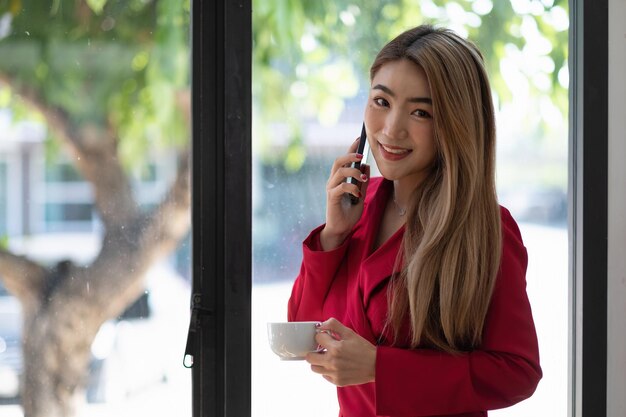 Photo young woman looking away while standing by window