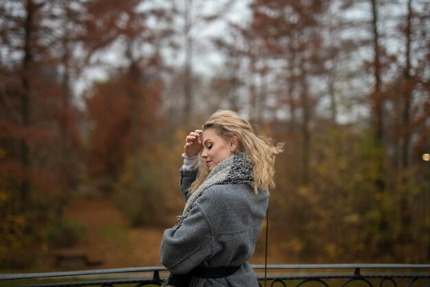 Photo young woman looking away while standing in forest