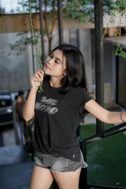 Foto giovane donna che guarda da un'altra parte mentre è in piedi in palestra