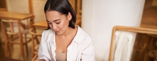 Photo young woman looking away while standing at home