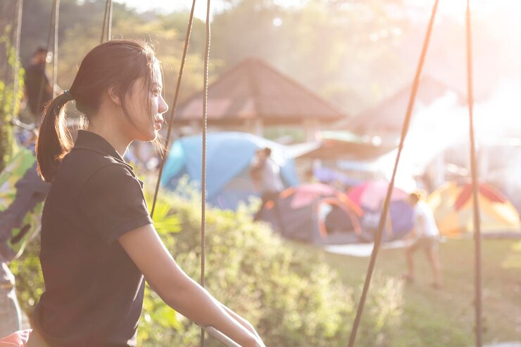 Photo 야외 에 서 있는 젊은 여자 가 눈 을 돌리고 있다