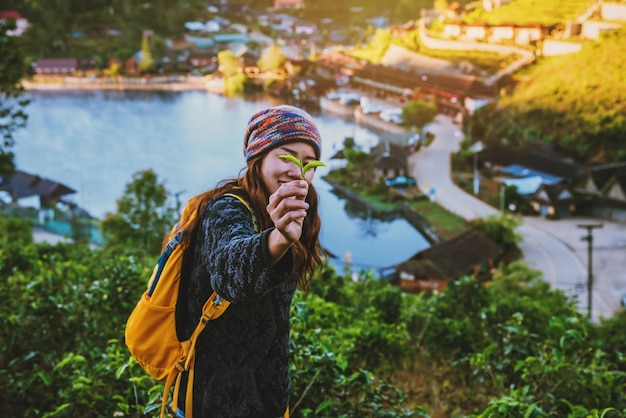 Photo young woman looking away while standing outdoors