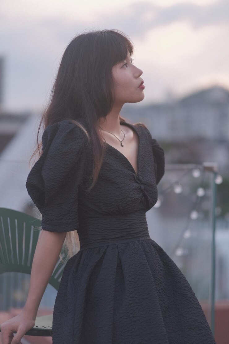 Photo 젊은 여성이 멀리 바라보고