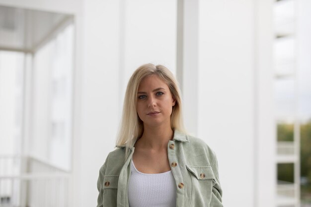 Foto giovane donna che guarda da un'altra parte