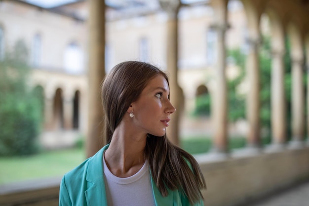 Photo young woman looking away