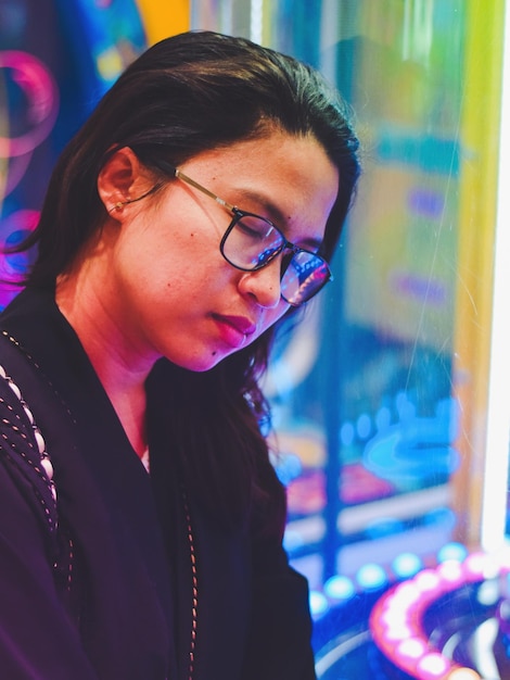 Photo young woman looking away