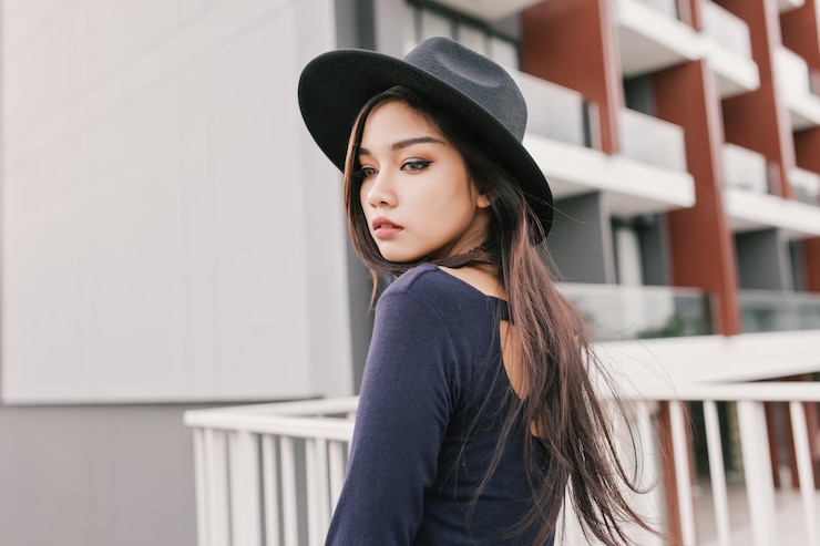 Photo 若い女性が目をそらしている