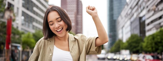 写真 若い女性が目をそらしている