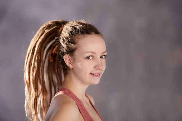 Photo young woman looking away