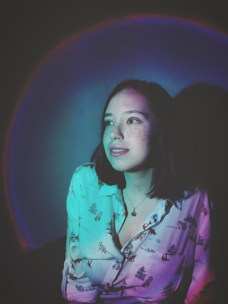一位年輕的女人轉眼