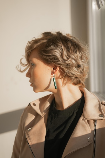 若い女性が目をそらしている