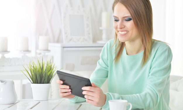 Photo young woman looking at digital tablet