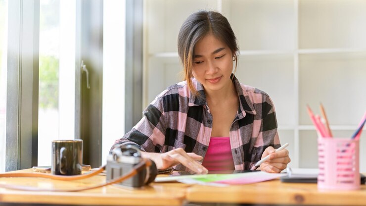 Photo young woman looking down while sitting on table