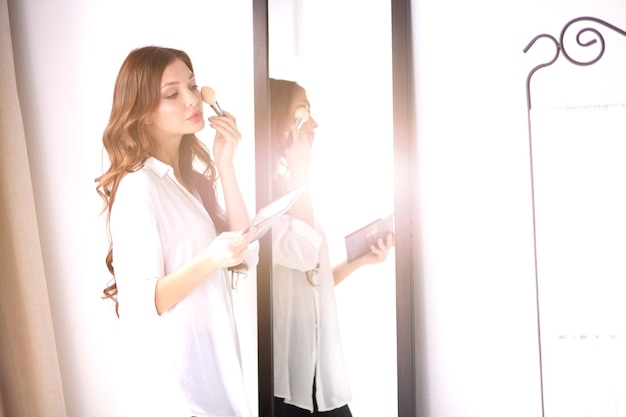 写真 若い女性, 見ること, 自分自身, 反射, 中に, 鏡, 家で