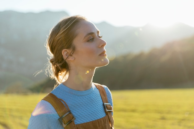 Photo young woman looking raising her head