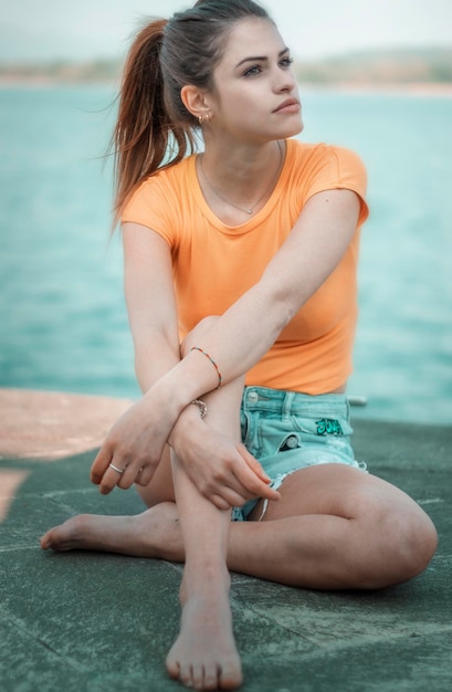 Photo young woman looking at sea