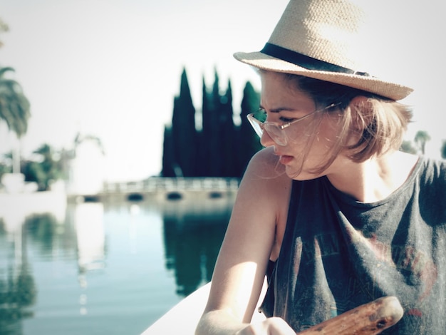 Foto giovane donna che guarda la piscina contro il cielo