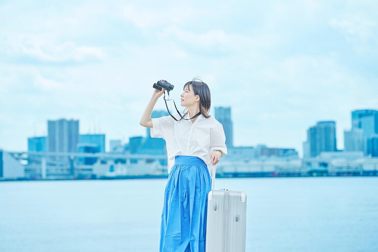 Photo 双眼鏡を通して見ている若い女性