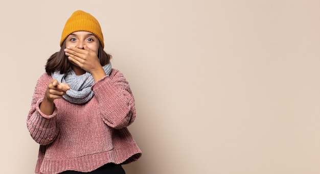 写真 非常にショックを受けた、または驚いたように見える若い女性は、すごいことを言って口を開けて見つめています