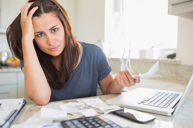 Foto giovane donna che sembra preoccupata per le finanze