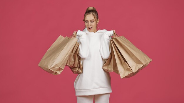 Photo a young woman looks at her purchases in surprise