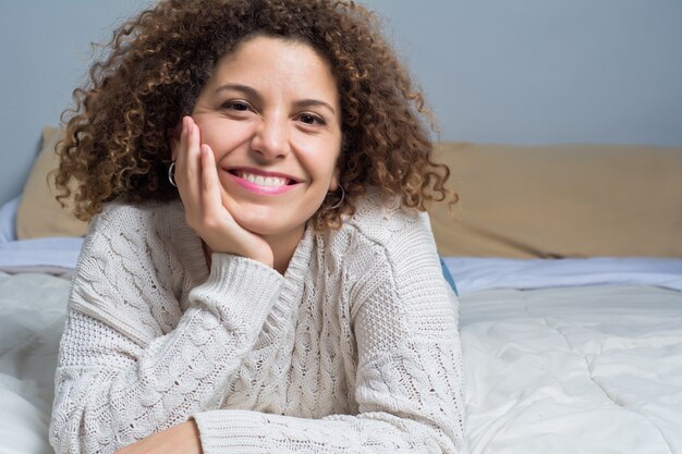 ベッドに横になっている若い女性