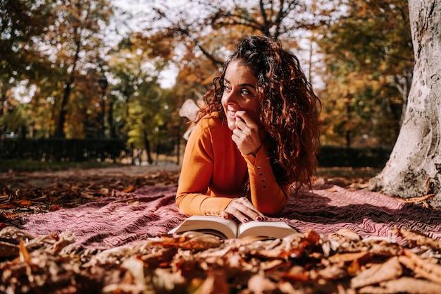 Photo young woman lying on book