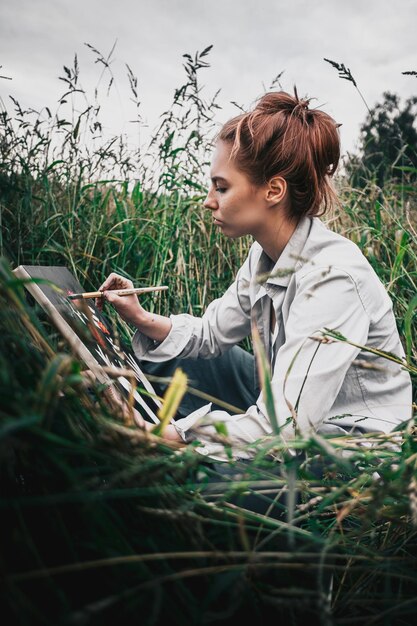 Foto giovane donna sdraiata sul campo