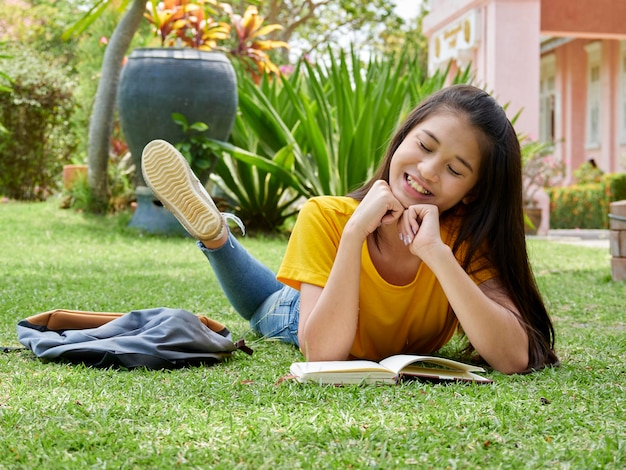 Photo young woman lying on grass