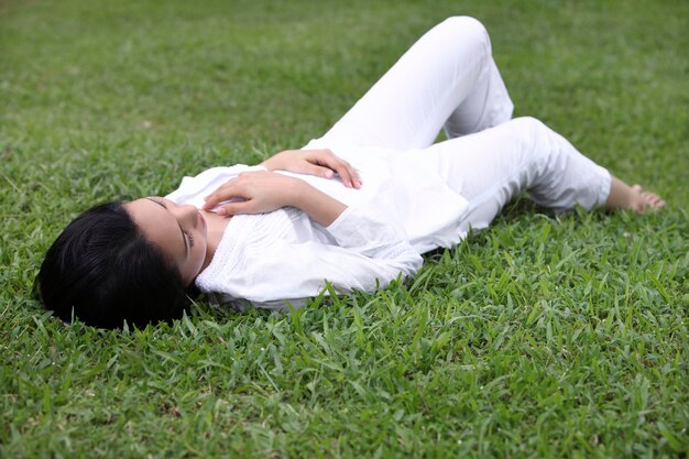 写真 陸に横たわっている若い女性