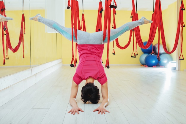 Foto giovane donna che fa le esercitazioni antigravità di yoga