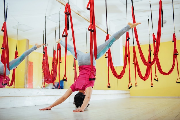 Foto giovane donna che fa le esercitazioni antigravità di yoga