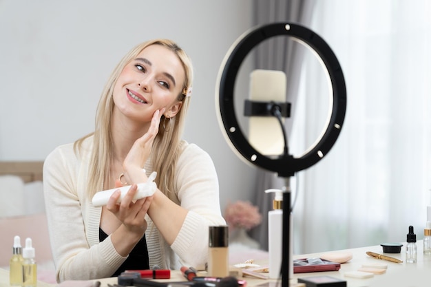 若い女性が美容と化品を作る チュートリアルビデオコンテンツ Blithe