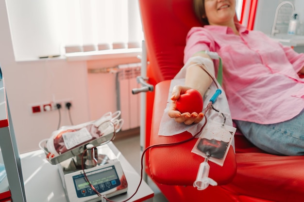 Фото Молодая женщина сдает кровь в больнице