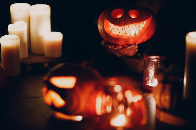 ハロウィーンのカボチャを作る若い女性 Jackolantern ナイフでカボチャを切る女性の手