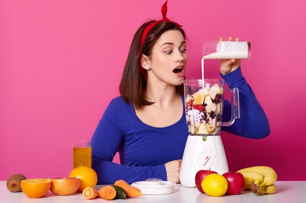 Photo young woman making healthy smoothie.