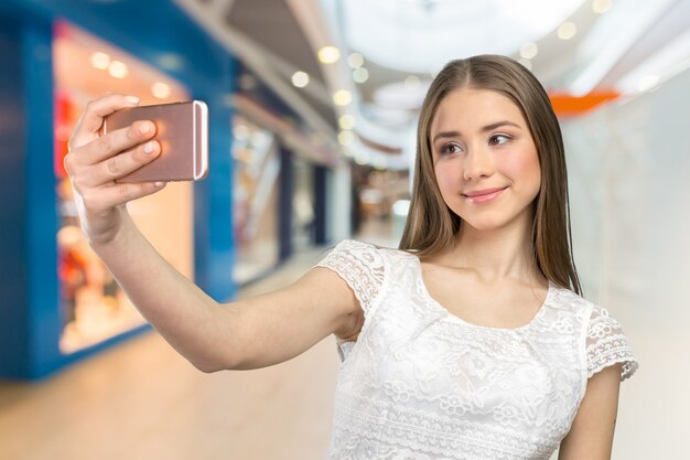 젊은 여자는 selfie 만들기