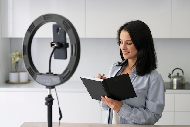 Photo young woman making a vlog at home