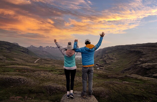 Photo young woman and man on iceland