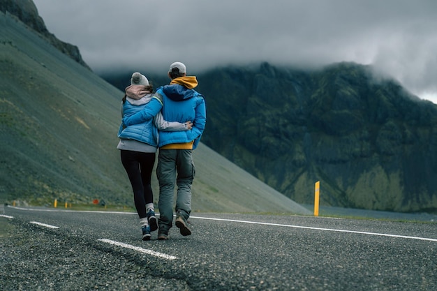 Photo young woman and man on iceland