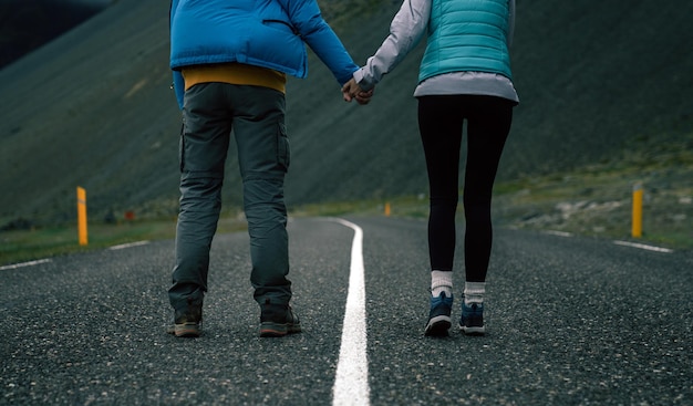 Photo young woman and man on iceland