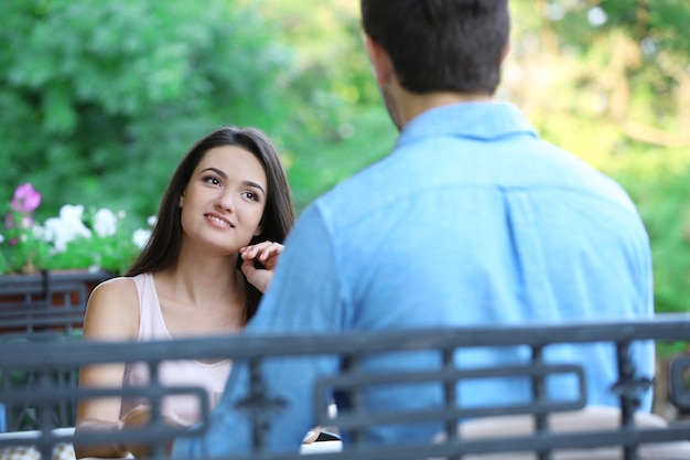 ストリートカフェで若い女性と男性