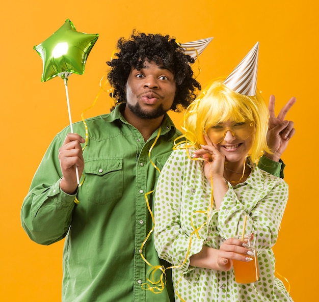 Photo young woman and man with party balloon